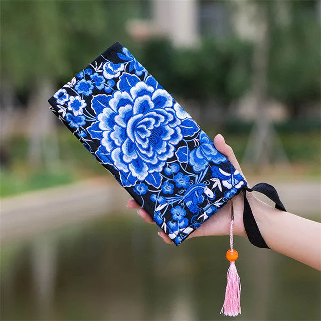 NEW 2017 Wristlet Women Handbag Purse Elegant Handmade Day Clutch Bag National Retro Embroidered Bag with Floral Design