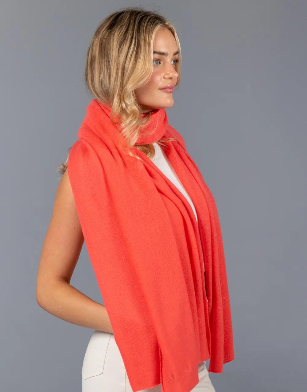 The Soft Cashmere Scarf in Coral