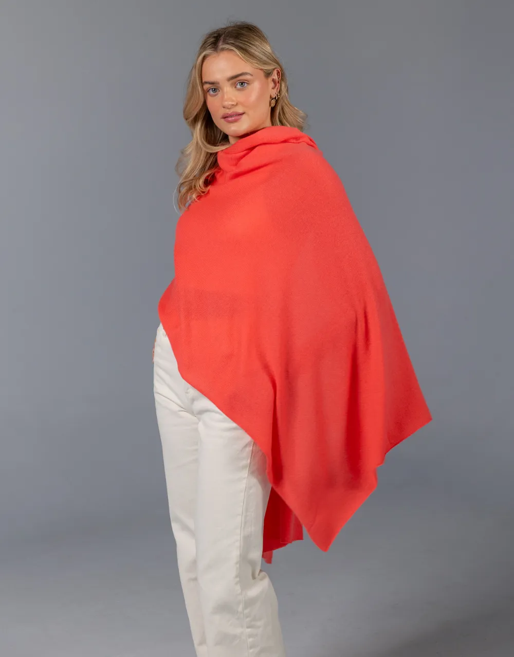 The Soft Cashmere Scarf in Coral